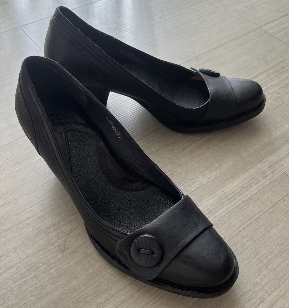 BORN Black Leather Low Heel Comfort Dress Pumps Button Accent Women Size 10